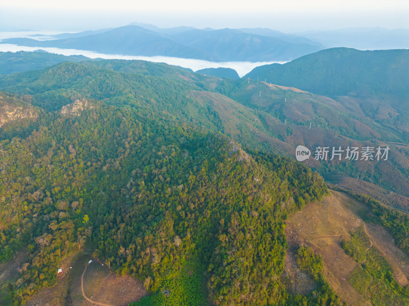 航拍山峦云海