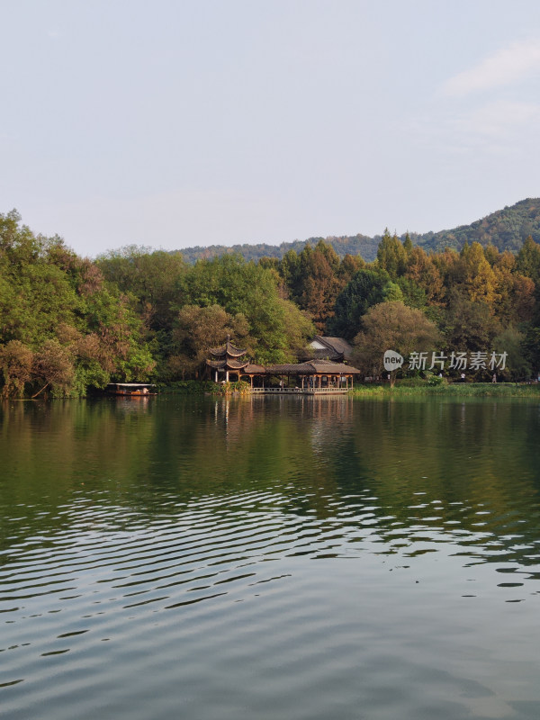 浴鹄湾湖畔中式建筑与山林景观