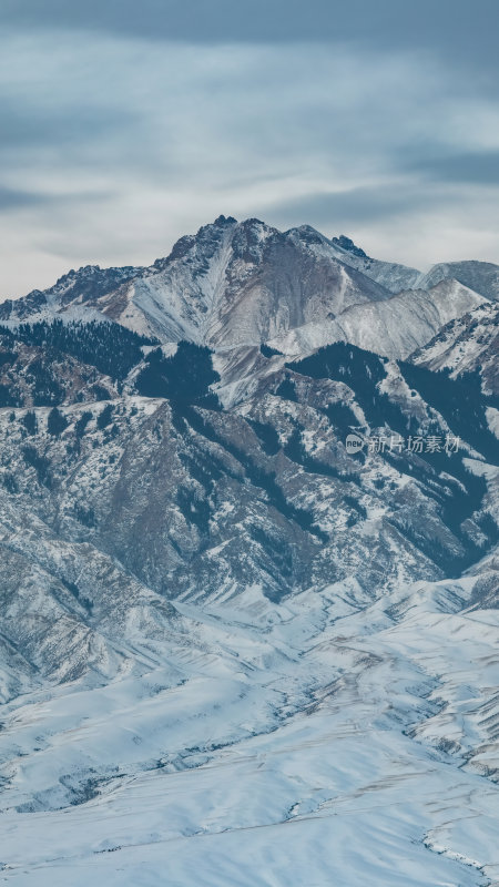 新疆北疆独山子大峡谷纹理雪山高空航拍