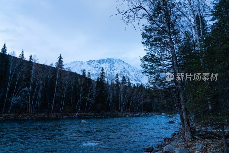 傍晚的新疆阿勒泰禾木河风景