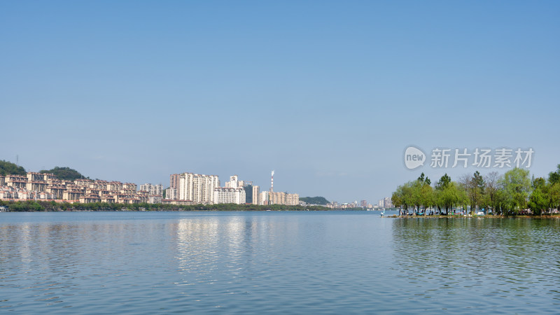 湖北黄石磁湖与磁湖路的建筑