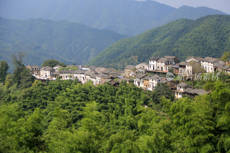 山脉 山坡 森林 山村 宁静 唯美 绿色