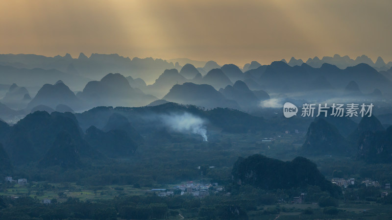 桂林鸟瞰图大山群山耶稣光金光夕阳