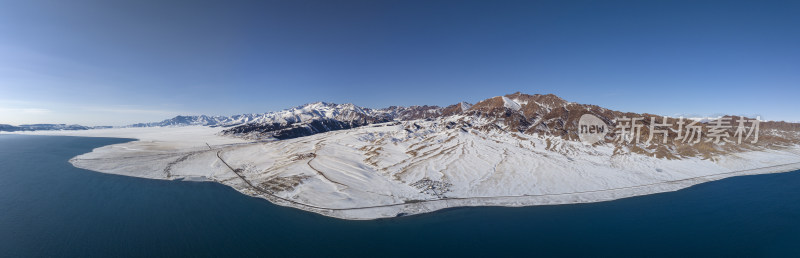 冬季赛里木湖雪山湖泊全景自然风光