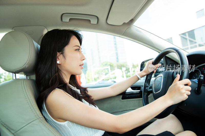 生气的青年女人开车