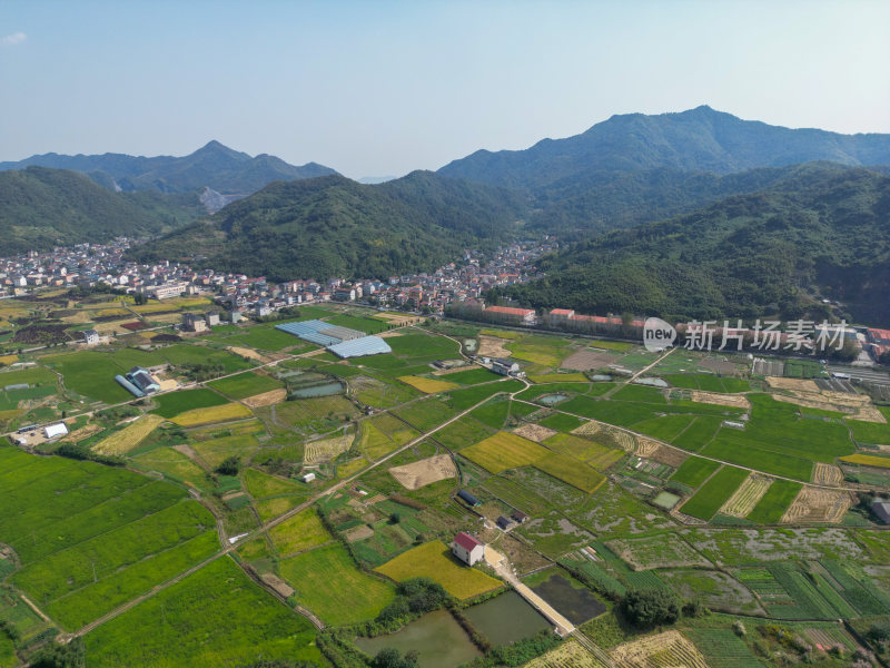 航拍蓝天白云下的青山河流村庄风光