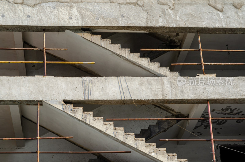 混凝土结构施工现场的水泥楼梯