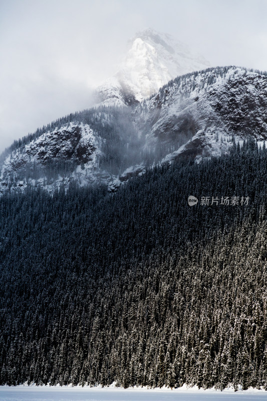 冰雪覆盖的落基山