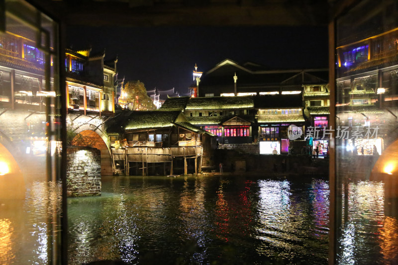 凤凰古城桥头江岸边的夜景