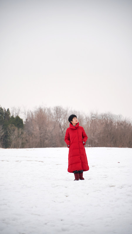 雪地里的红衣女子