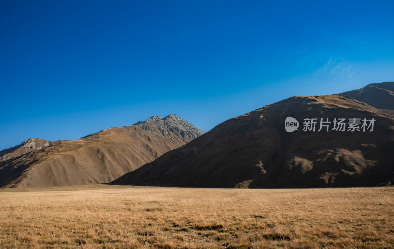 秋天荒凉高山草原自然风景