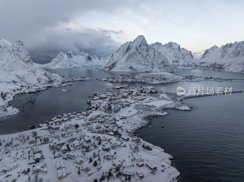 挪威罗弗敦群岛北极圈雷纳冬季雪景高空航拍