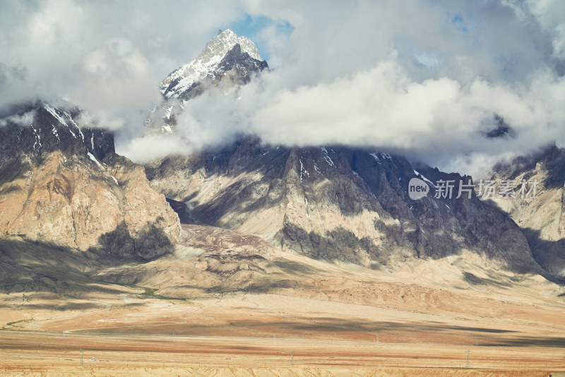 航拍巍峨的雪山