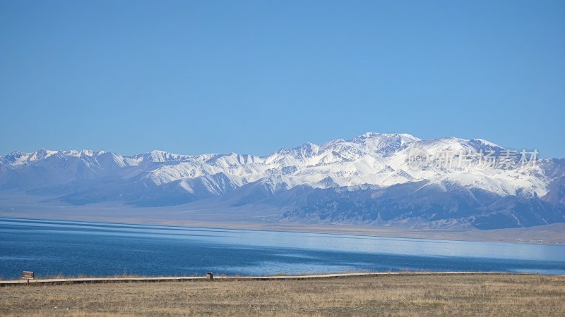 雪山湖泊景观全景