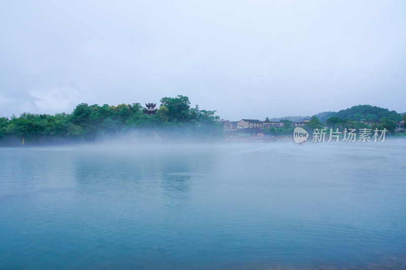 雾锁江南水乡