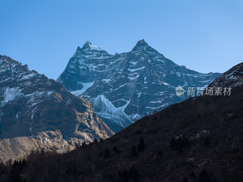 航拍冬天四川阿坝四姑娘山双桥沟风景