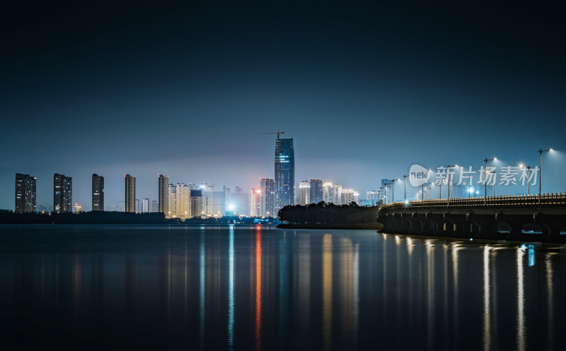 夜晚城市滨水夜景