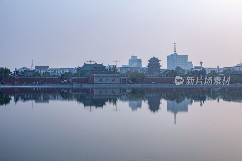 开封府包公湖水边古建筑与城市天际线倒影