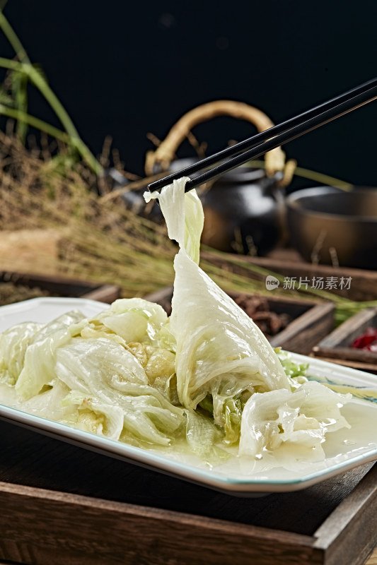 港式茶餐鲜鸡汤煮手撕生菜