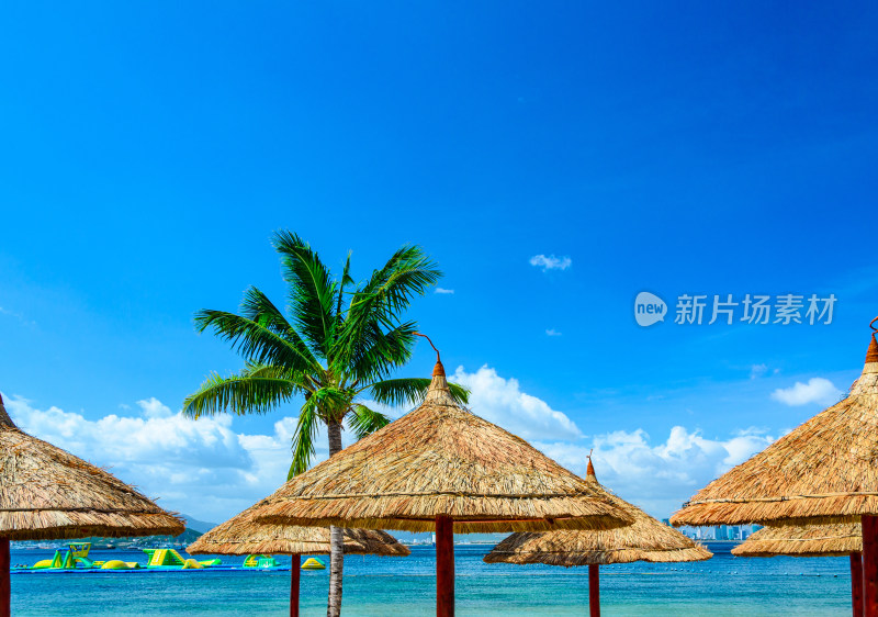 越南芽庄珍珠岛海滩草屋茅草遮阳伞