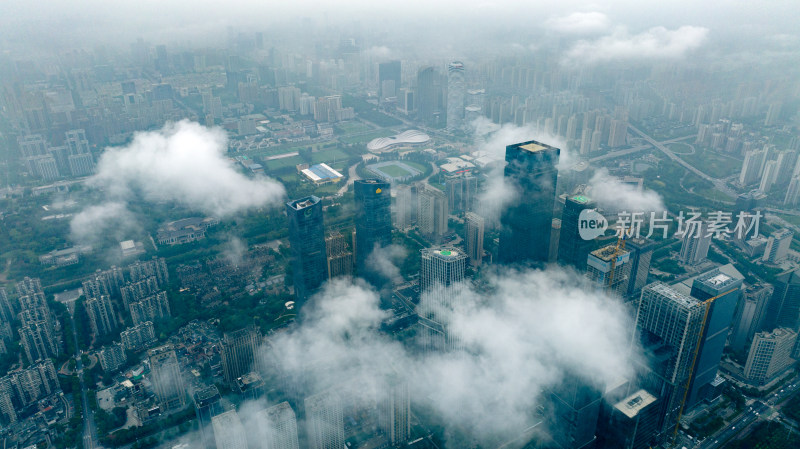 云雾中城市建筑航拍全景