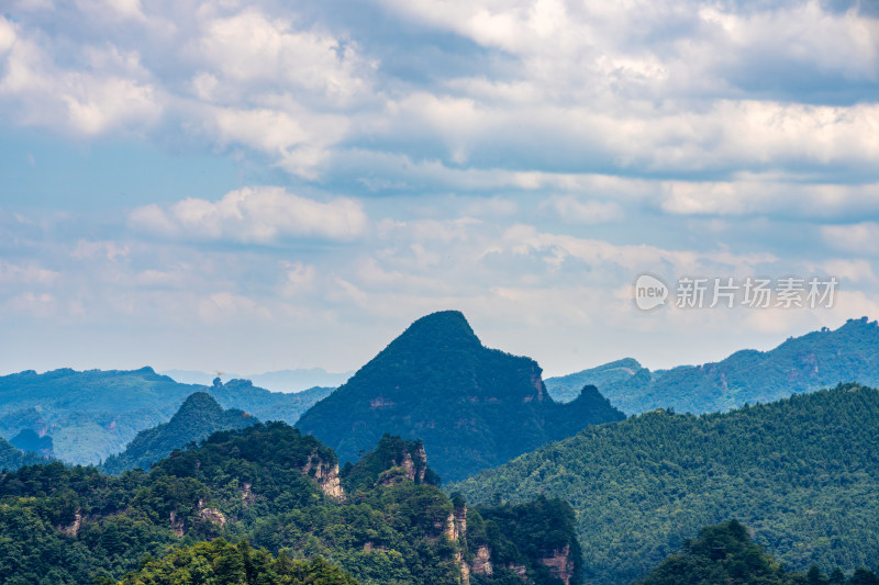 中国湖南张家界景区奇特山峰与茂密森林