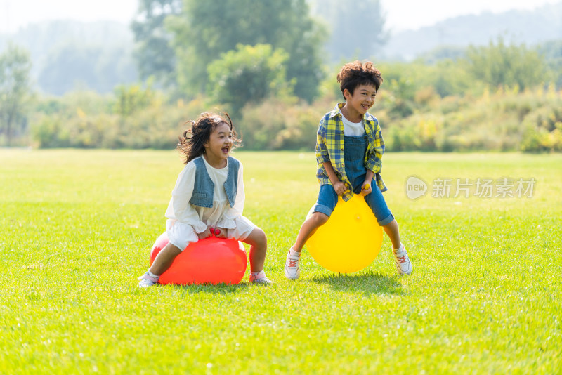 两个小孩在草地上做游戏