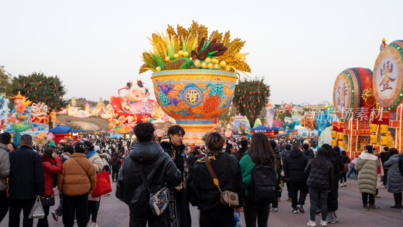 第三十一届自贡国际恐龙灯会吸引大量游客