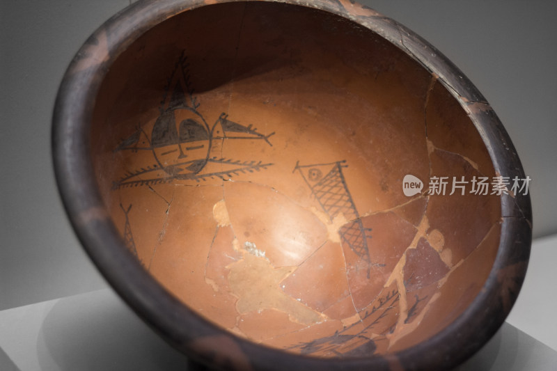 新石器时代人面鱼纹彩陶盆