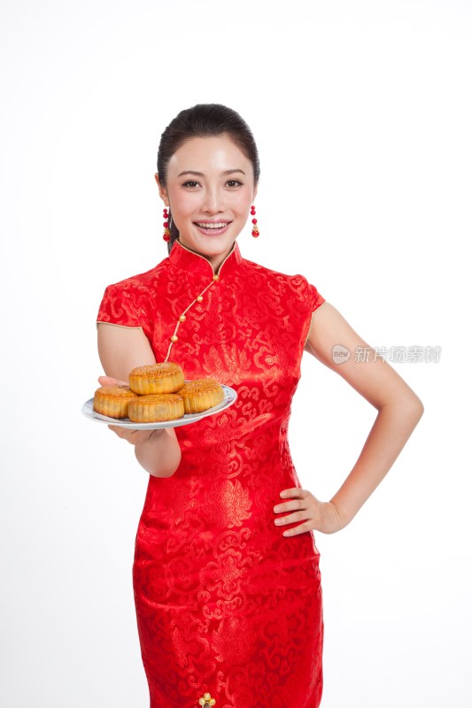 棚拍身穿中国传统服装的年轻女人端月饼