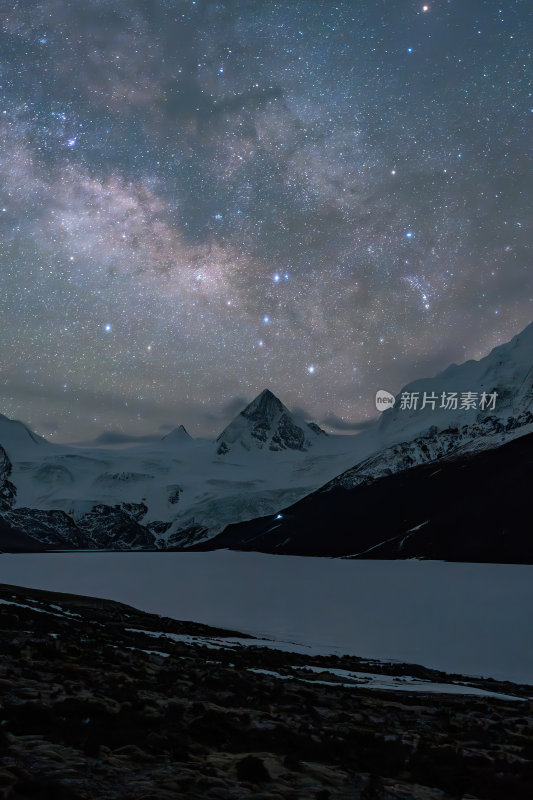 西藏那曲比如萨普神山雪山星空下的宁静湖泊