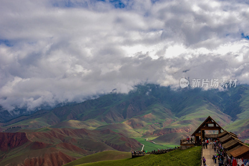 云雾缭绕的卓尔山山顶