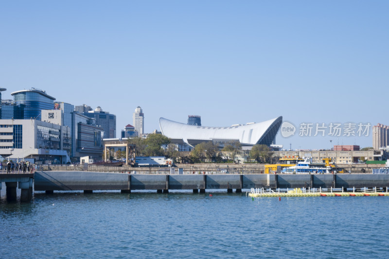 烟台市大海港口轮船交通城市风光