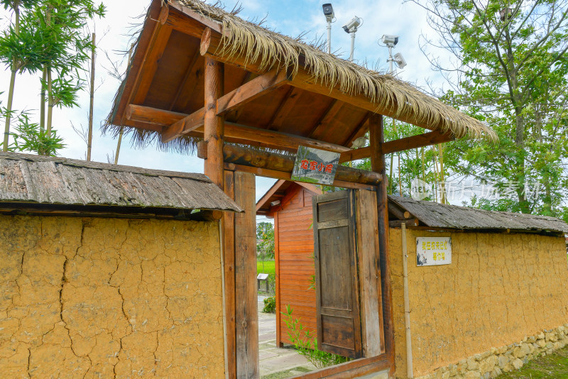 乡村特色草顶木门古朴建筑景象