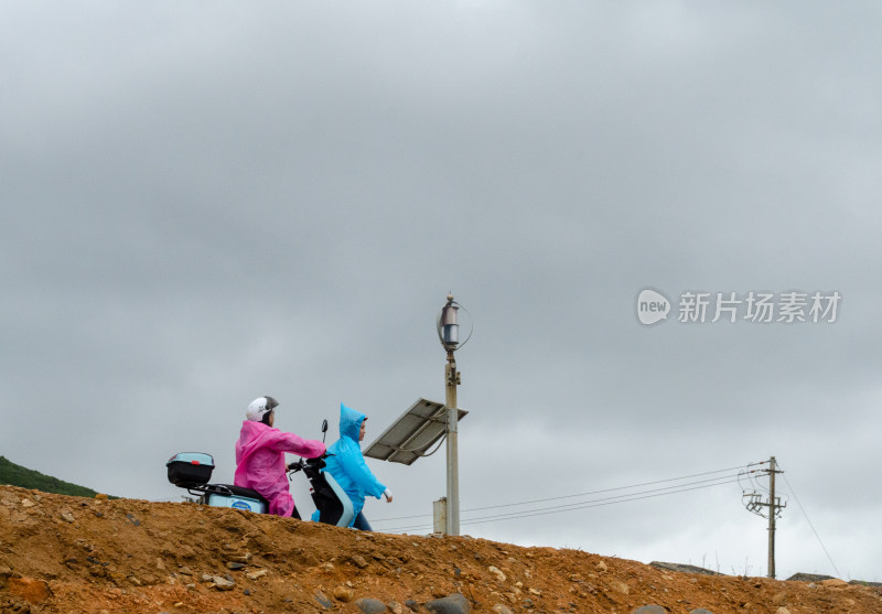 阴雨天在山坡上旅行的人