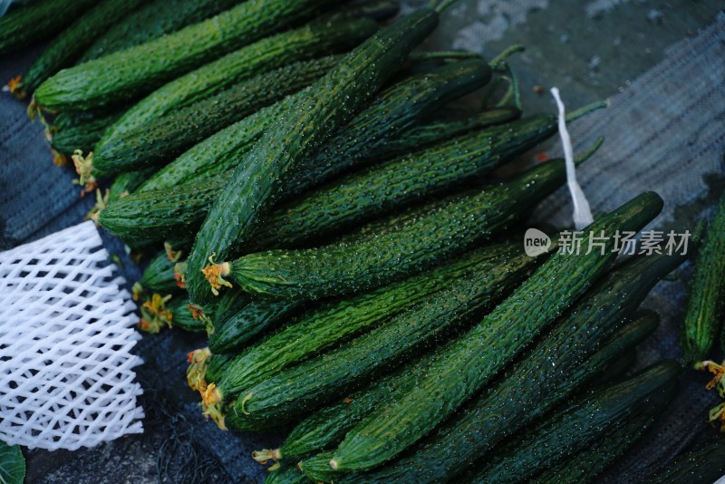 新鲜带花的黄瓜堆放在一起