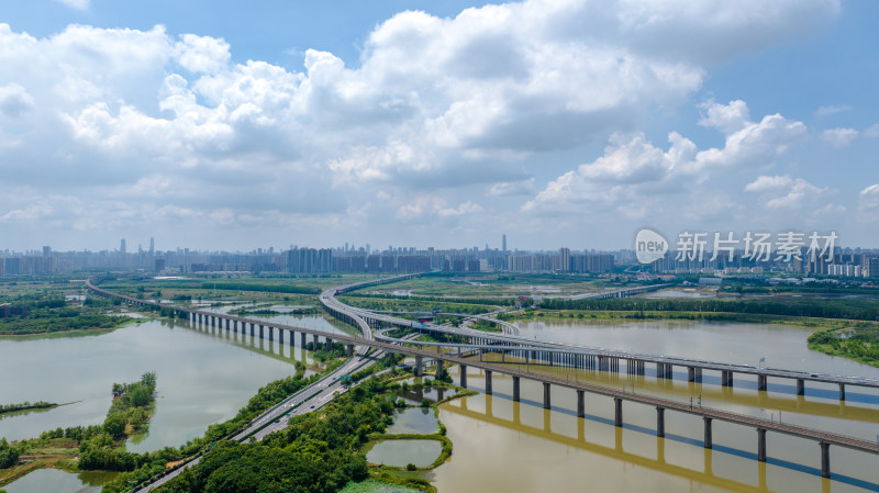 武汉城市中跨河桥梁与周边环境的航拍景象