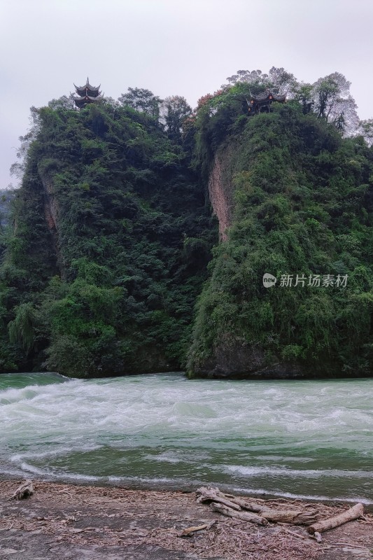 河边山崖绿植与亭阁景观