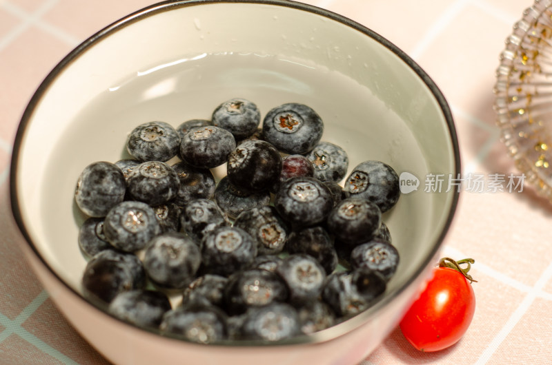 装在碗中新鲜饱满的蓝莓特写