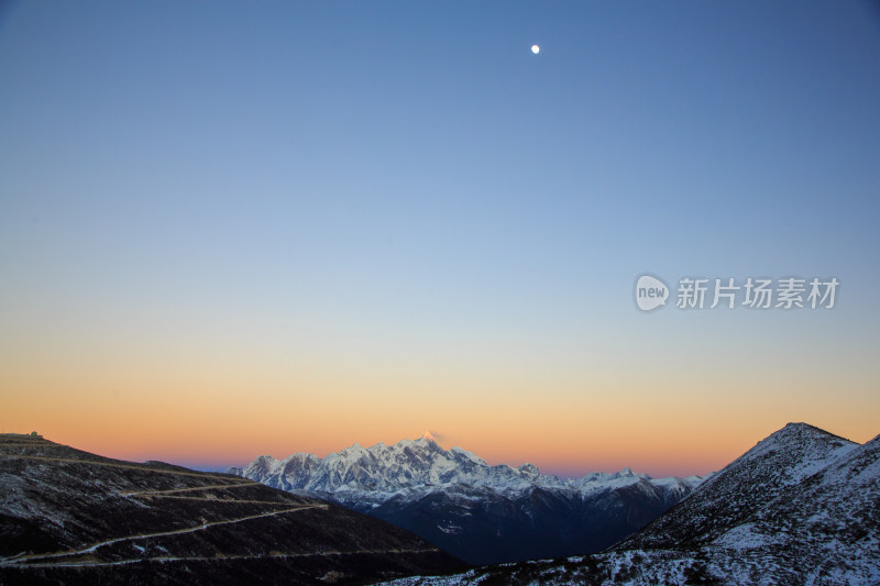 西藏林芝雪景南迦巴瓦峰日照金山雪山夕阳