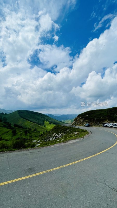 山间公路蓝天白云风景