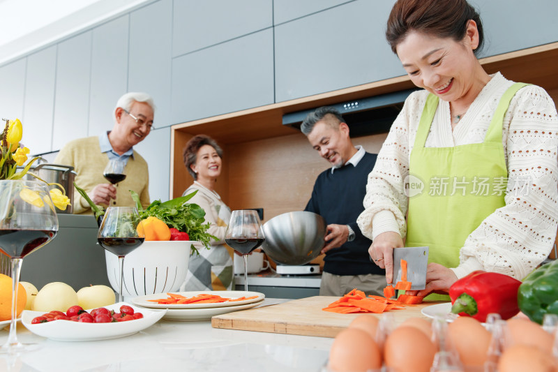 快乐的中老年人在厨房做饭