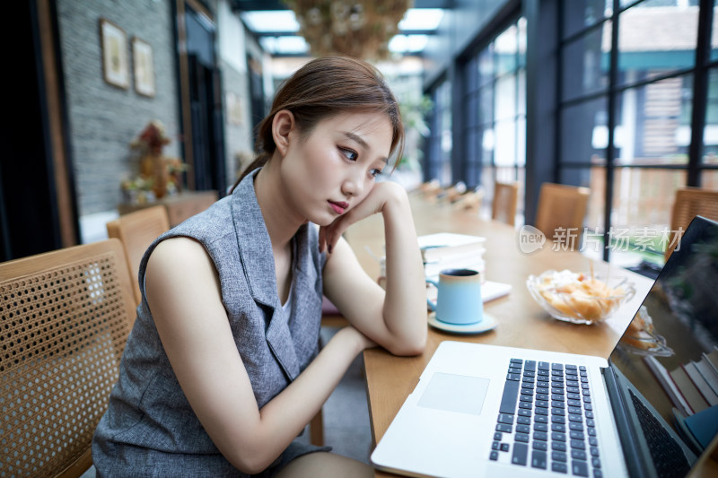 在室内使用电脑办公的亚洲白领女性