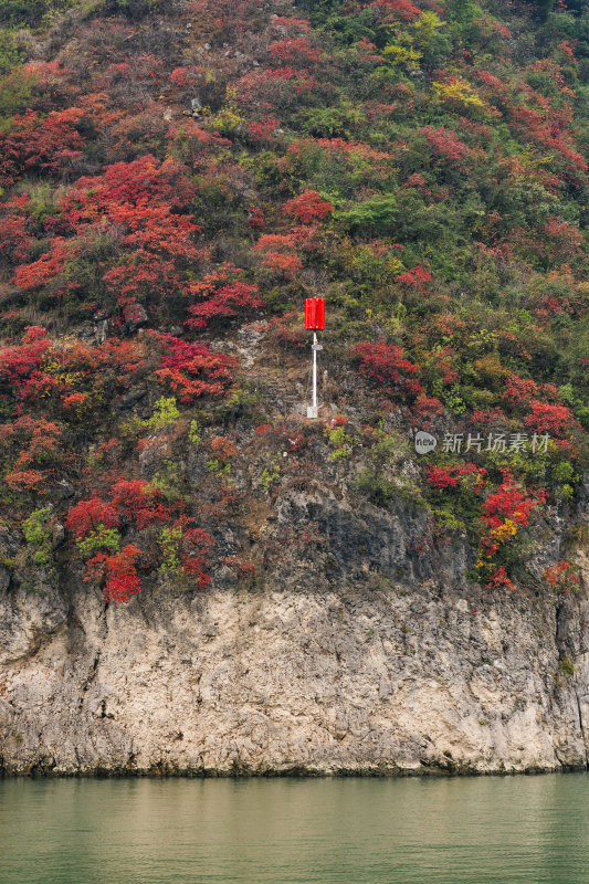 重庆市巫山县小三峡悬崖峭壁上的航标