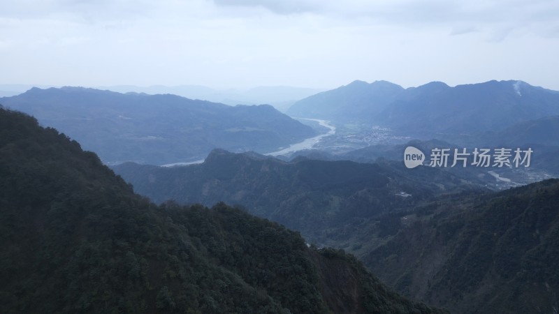 阴天山峰航拍图