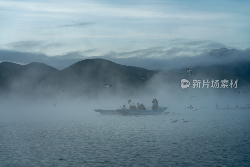 泸沽湖冬天唯美晨雾冬景