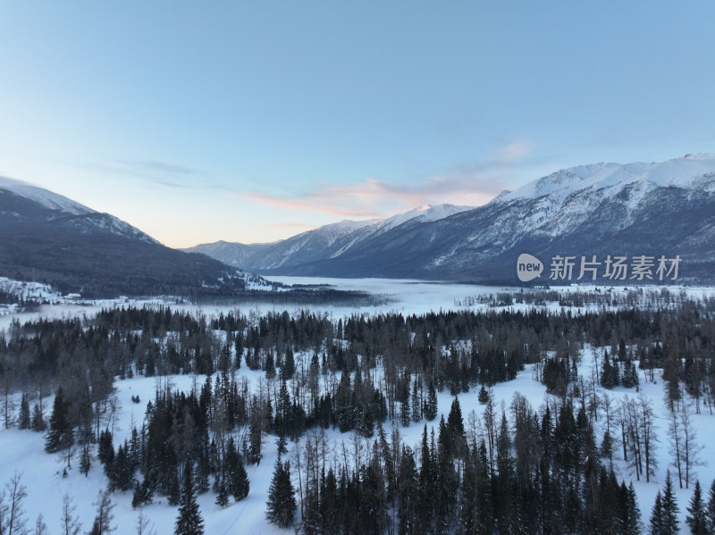 新疆阿勒泰喀纳斯雪景神仙湾晨雾雪山森林