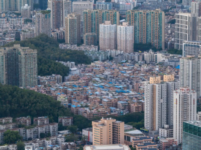 深圳罗湖城市绿洲与高楼林立街道航拍