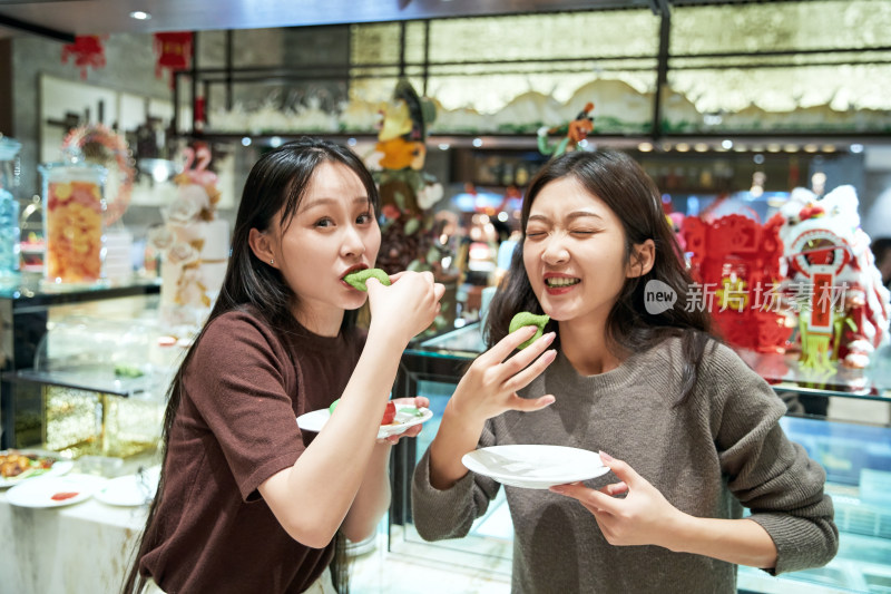 在酒店自助餐厅大吃特吃的亚洲可爱闺蜜少女