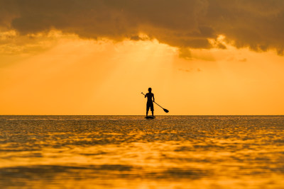 大海夕阳一个人划独木舟渡海 励志